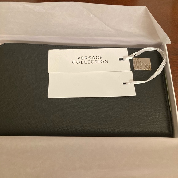 NWT VERSACE— Zip Around Black Leather Wallet/Agenda - Picture 14 of 16